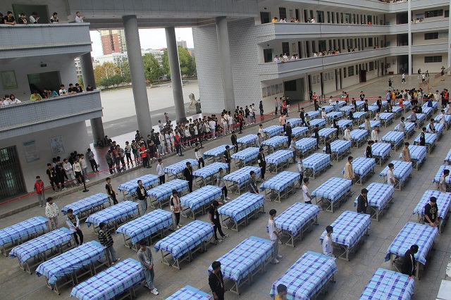 汽車工程系舉行疊被子比賽