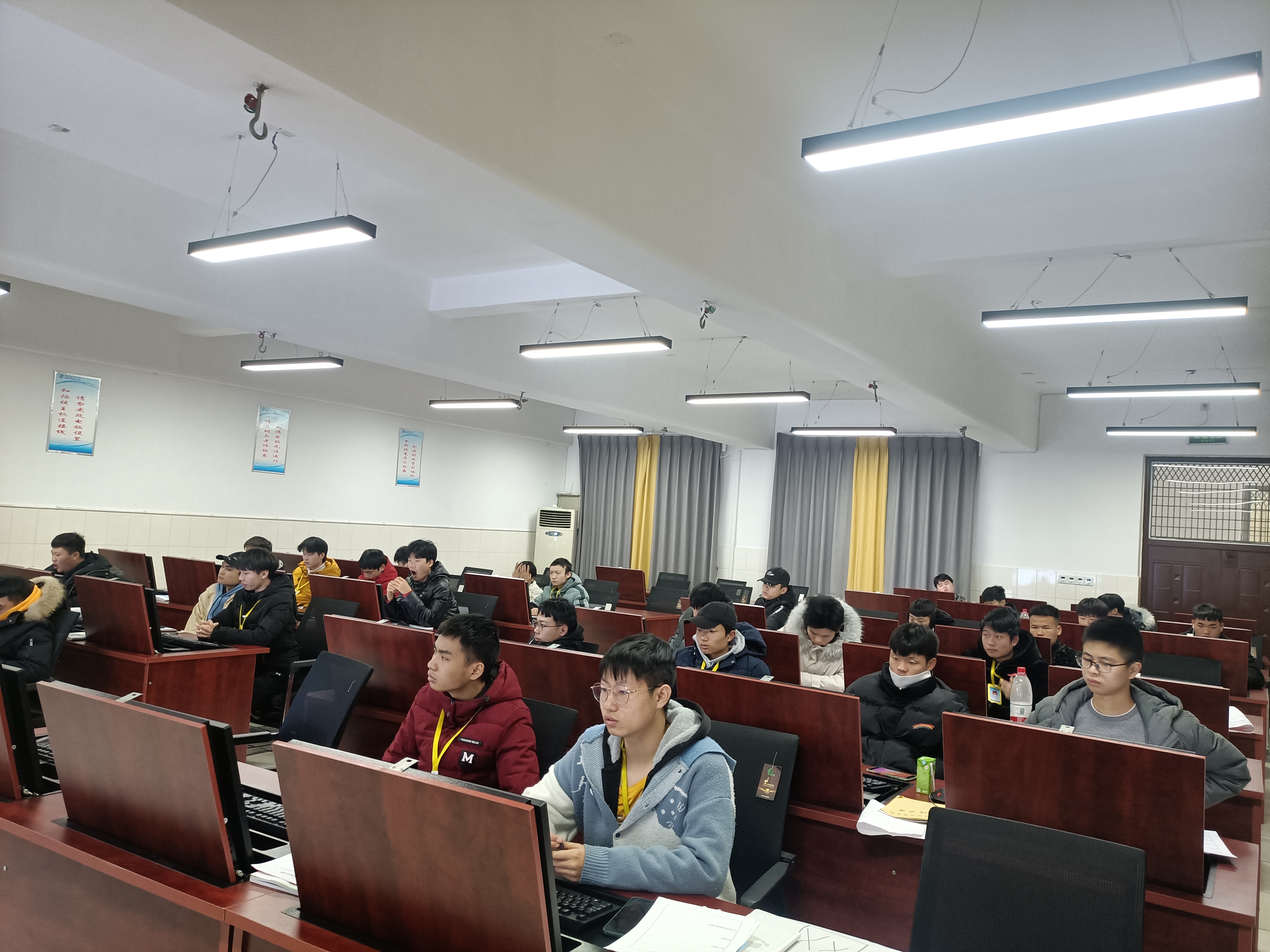 增強創(chuàng)業(yè)意識  提升創(chuàng)業(yè)技能