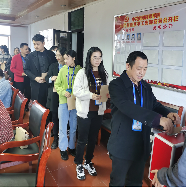 現代物流系:我為群眾辦實事,家長感恩送錦旗