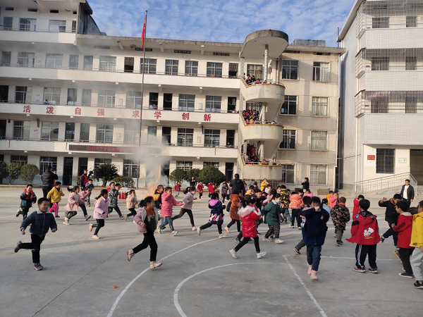 衡陽(yáng)技師學(xué)院志愿者赴衡山店門(mén)完小開(kāi)展 消防專業(yè)知識(shí)進(jìn)校園活動(dòng)