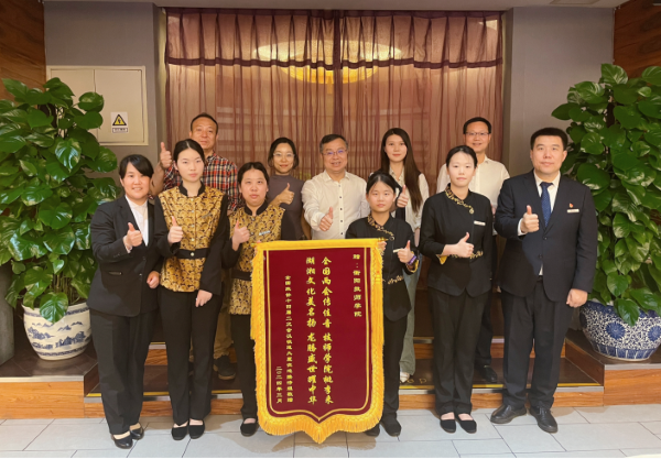 黨委書記肖春林帶隊看望慰問我院參與兩會接待工作學生