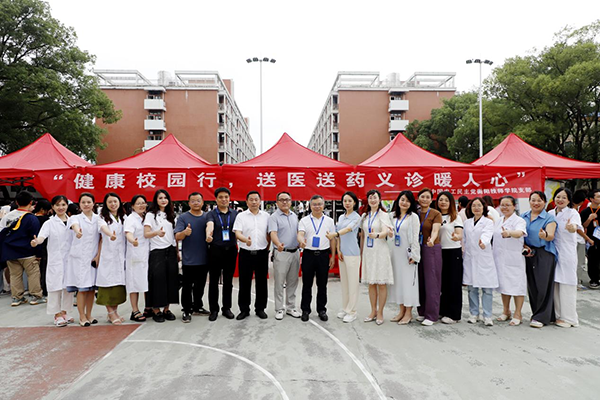 “健康校園行，送醫(yī)送藥義診暖人心”活動在我院開展
