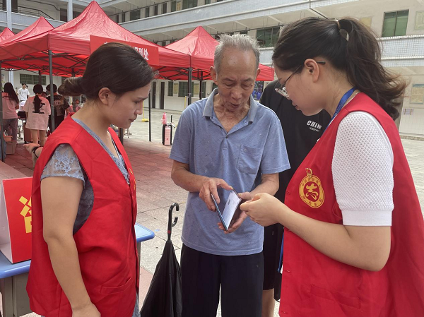 黨員先鋒助迎新,志愿服務踐初心