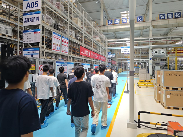 觸摸“智造”學新知!衡陽技師學院新生以產(chǎn)業(yè)園參觀賦能入學教育