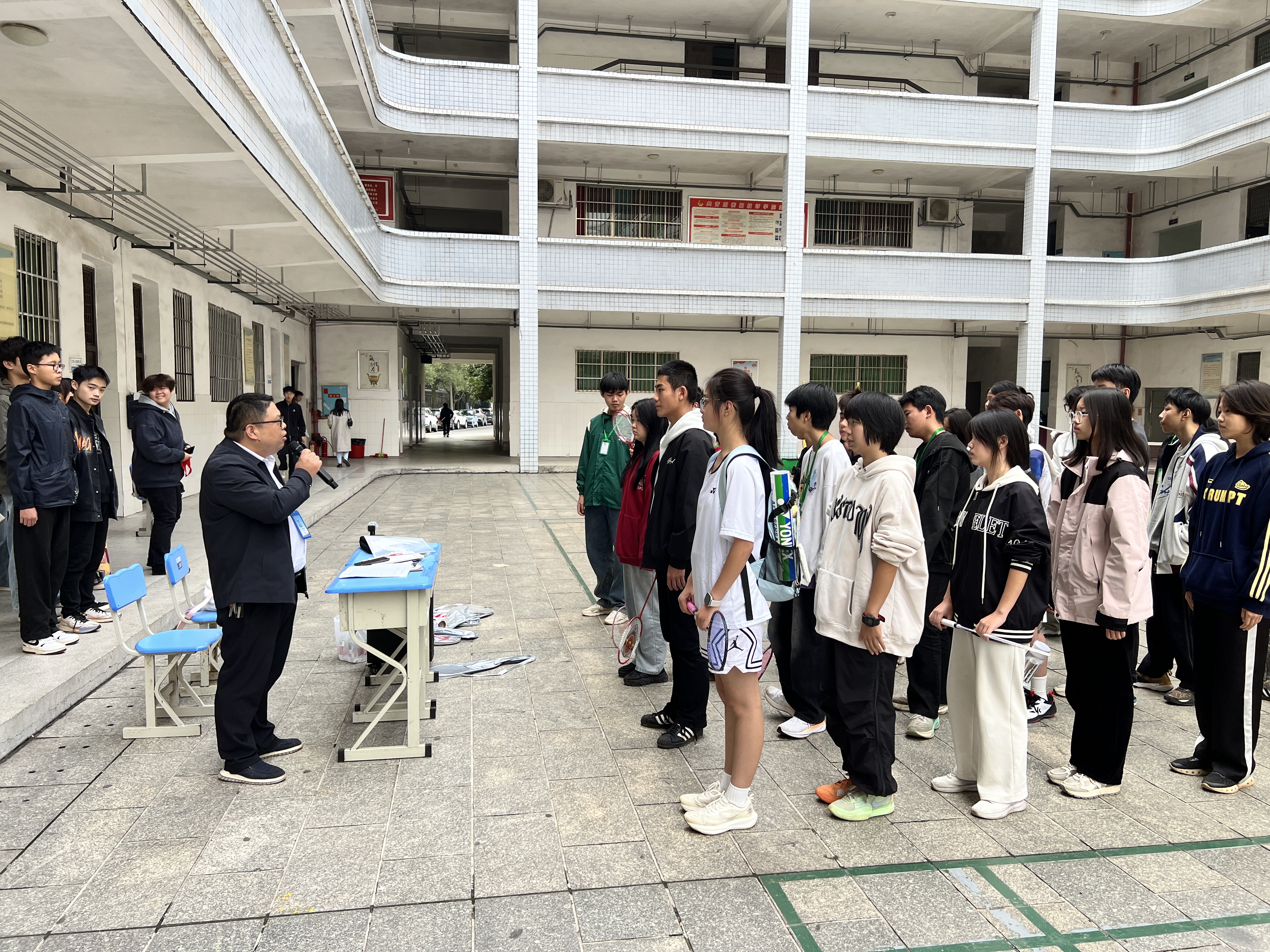 我院舉辦“‘羽’動青春 ，共筑團結”羽毛球比賽