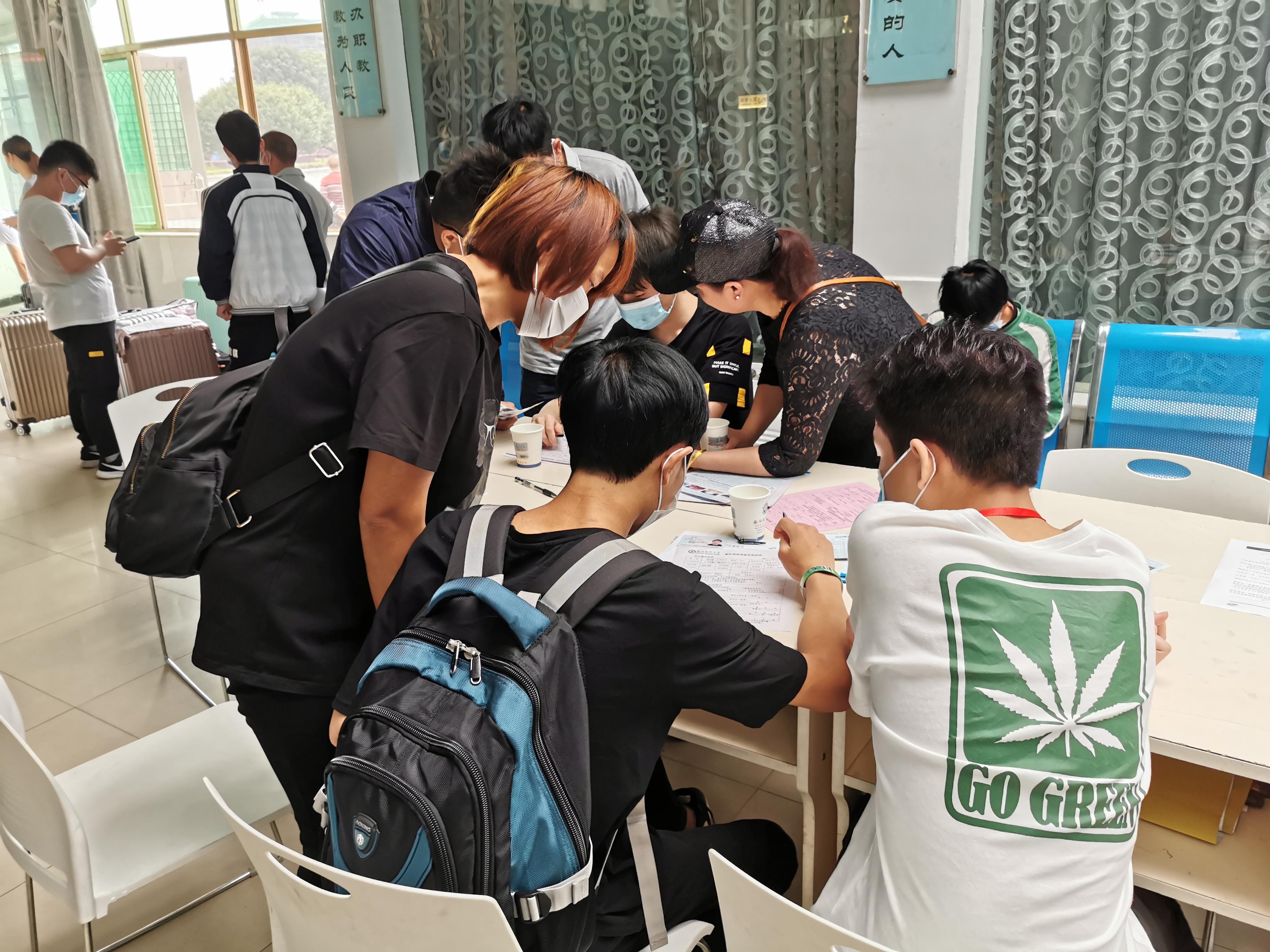 不忘初心、牢記使命，招生辦公室在尹向陽主任的引領(lǐng)下積極開展春插生報(bào)到工作